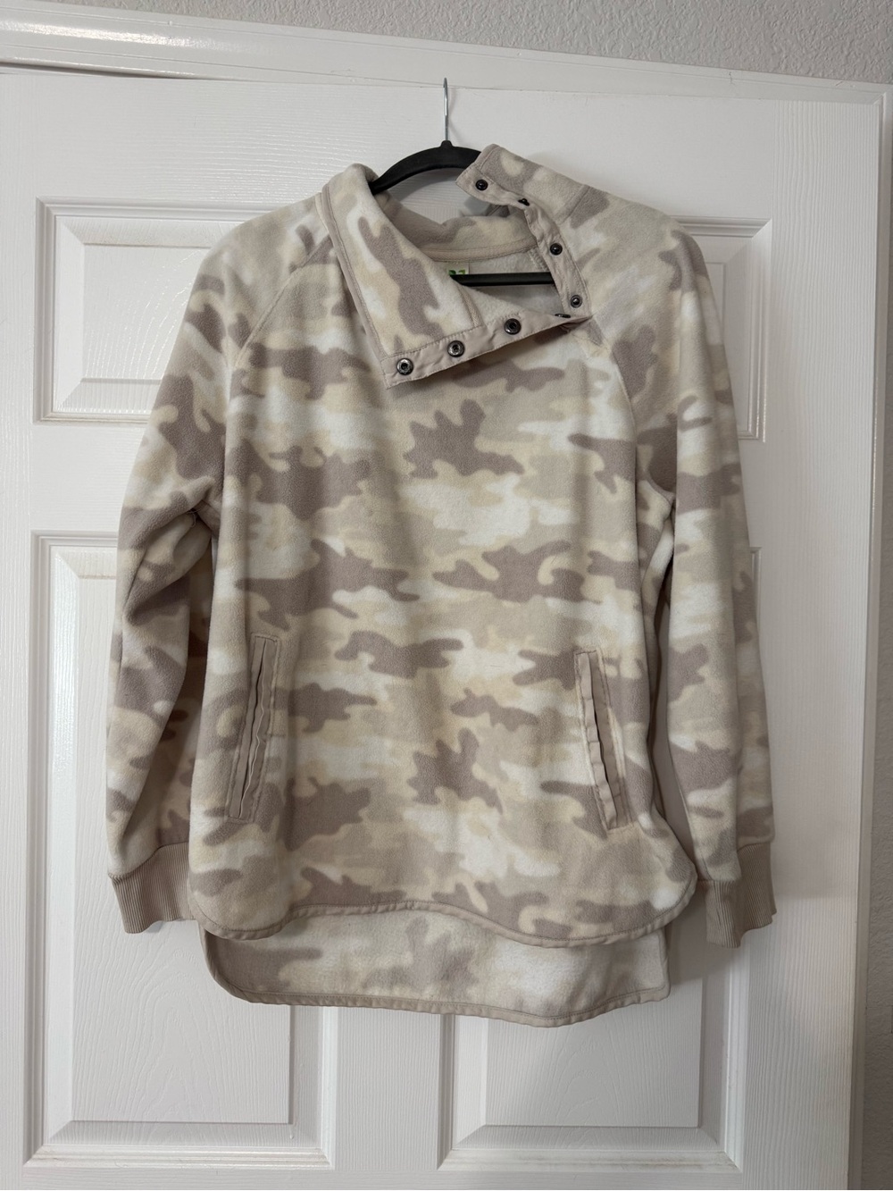 GreenTea Beige and Cream Camo Fleece Pullover